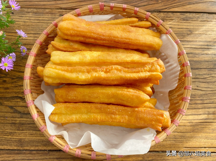 原来炸油条很简单，想吃就做，个个空心蓬松，金黄酥脆，教您方法