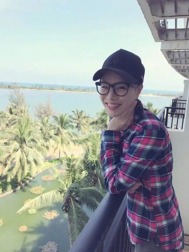 吴敏霞和老公直播频笑场，35岁美成红衣少女，一看就是被宠的模样