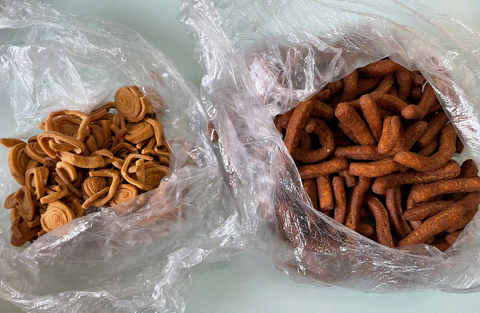 黄晓明在姥姥家吃饭晒与家人合照，并且说终于不用自己做饭了