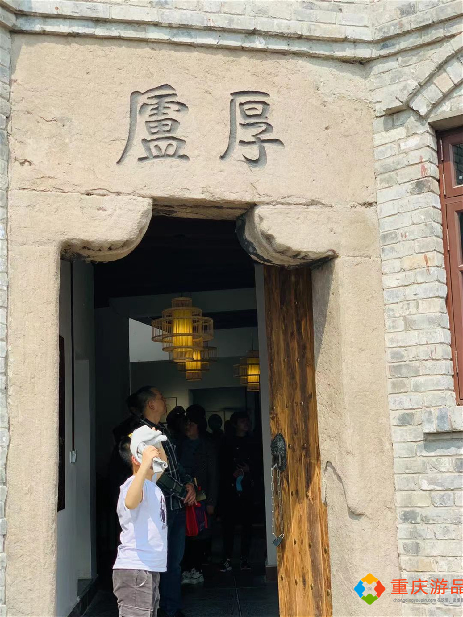 重庆2021年热门打卡地：山城巷法国教堂，废墟之上的望江花园