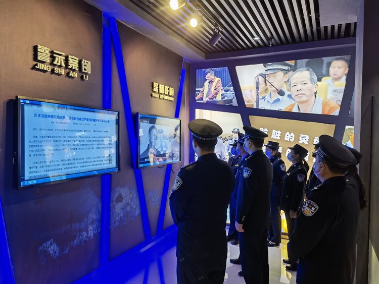 西安公安高陵分局办公室组织全体民警参观区廉政教育基地