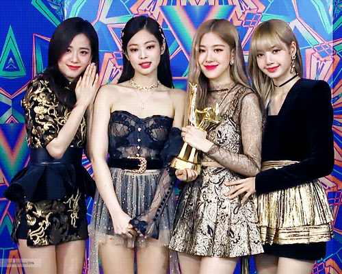 女团,这个衣服look进场的视频,四个人一排走的超霸气的,bp每次年末