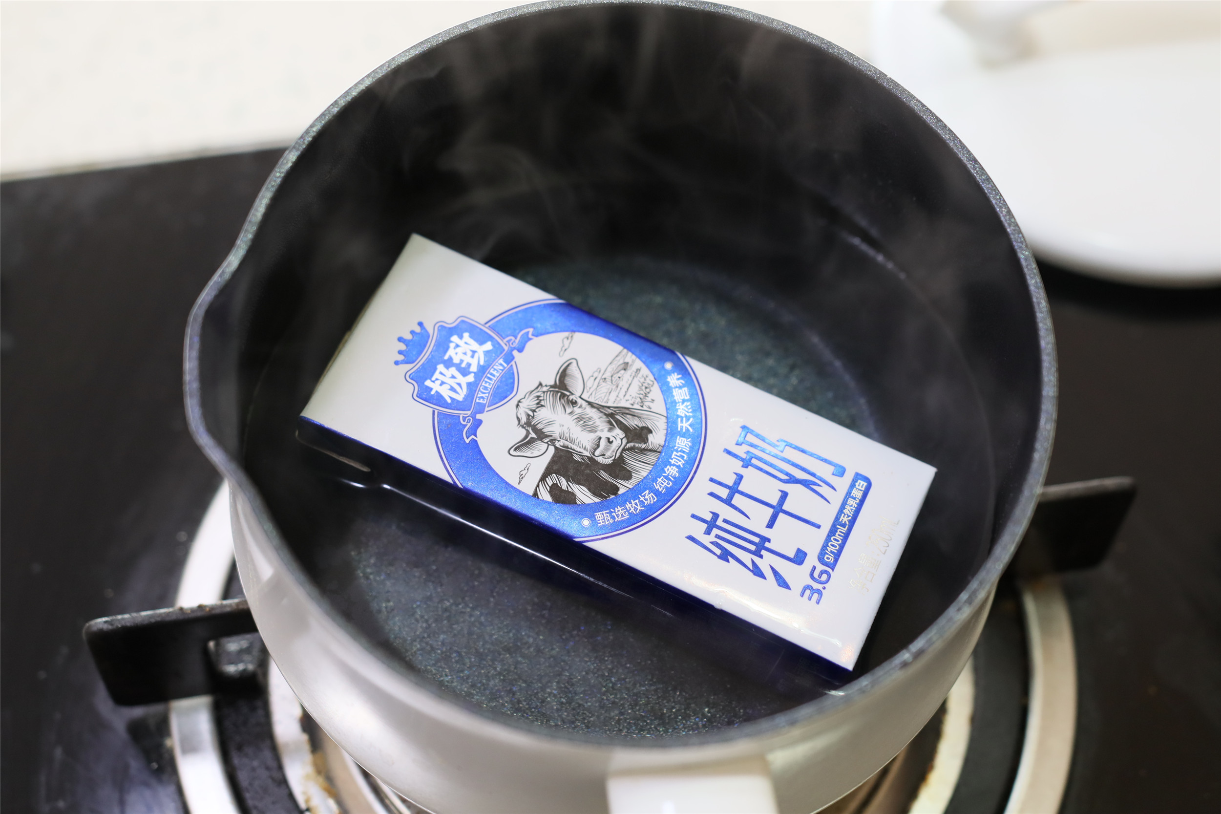 1碗麵粉，1盒奶，炸出和麵包一樣香軟的大麻花，過年不用買了