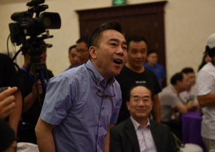 他没有正式师承，但相声表演令侯耀文师胜杰折服，也受郭德纲认可
