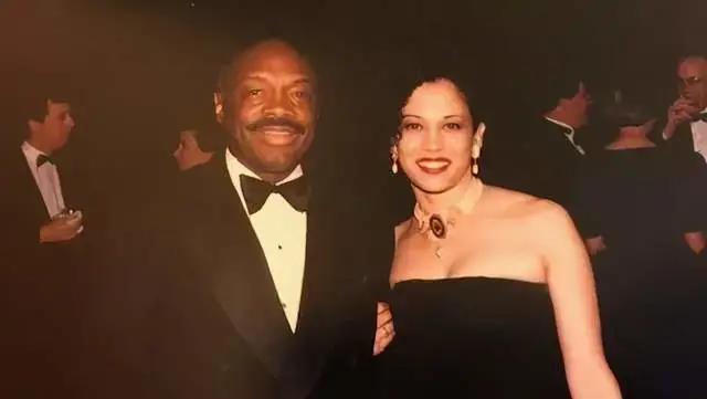 哈里斯是怎么“控制”拜登的？美国第一位女总统，并非是空穴来风