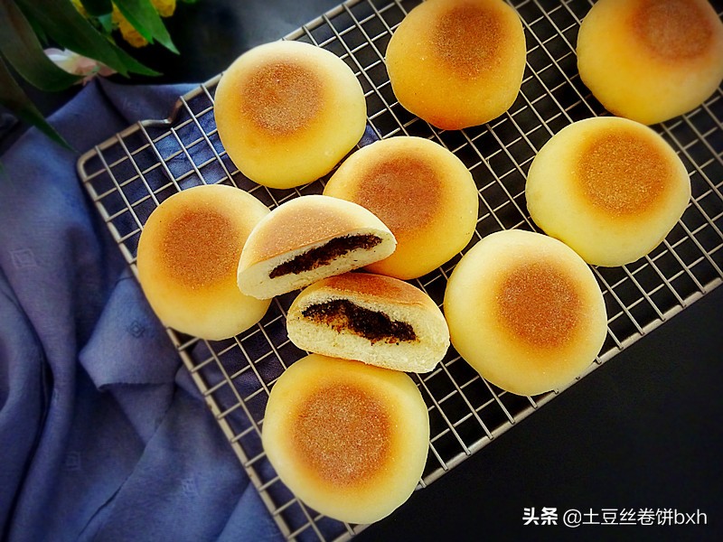 Black sesame stuffed bread is simple and time-saving to make with one shot, which is a favorite for the whole family