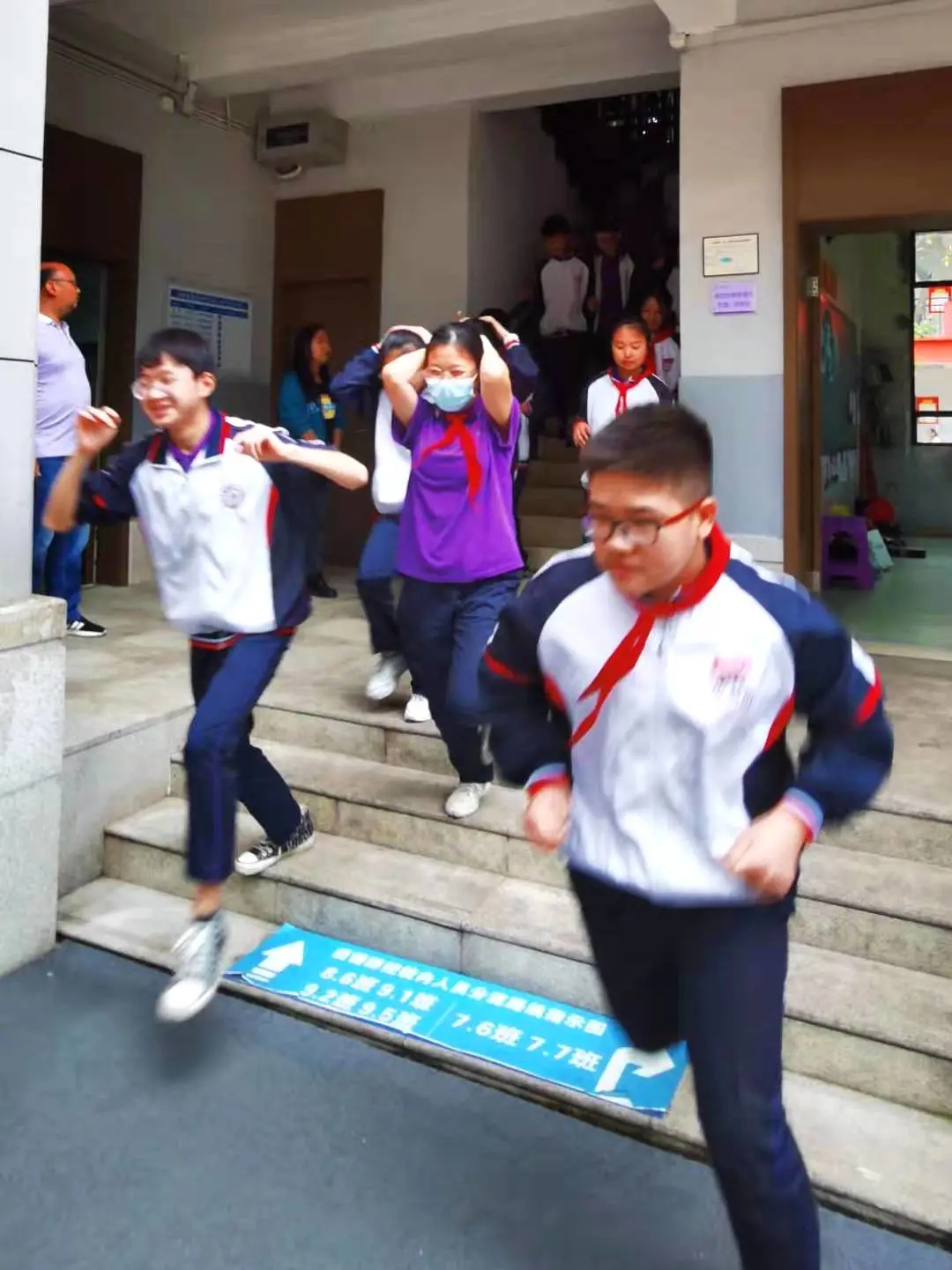 成都市金花中学地震应急疏散演练