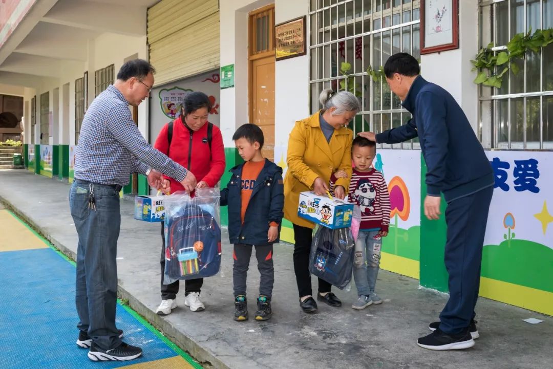 送温暖 聚民心——洪江市人大常委会机关扎实开展“我为群众办实事”实践活动