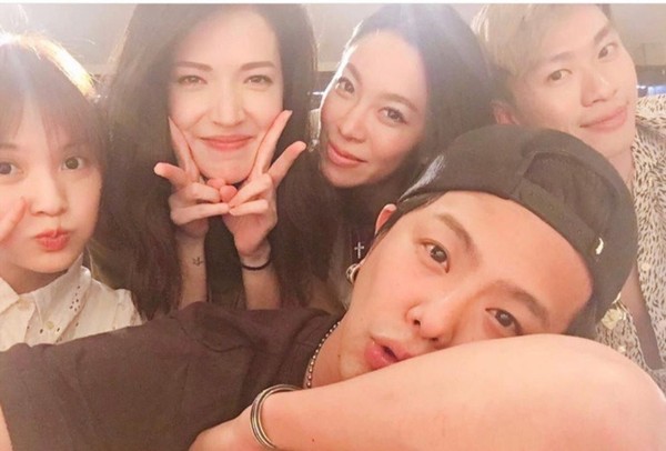 鼻酸！女友峮峮代替小鬼为其父过60大寿，完美复刻全家福