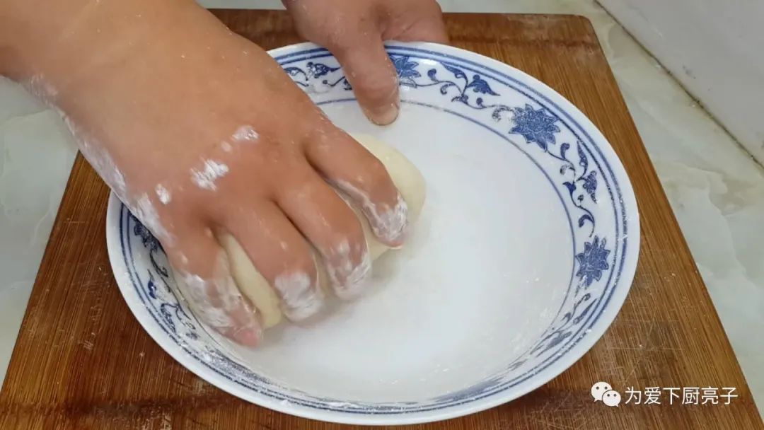 早餐饼这样做才香，锅里一炸，个个松软不吸油，我家一周吃五次