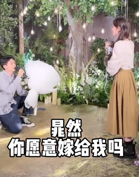 29岁女明星被求婚成功 曾因揭露娱乐圈规则而退圈 如今收获幸福 资讯咖