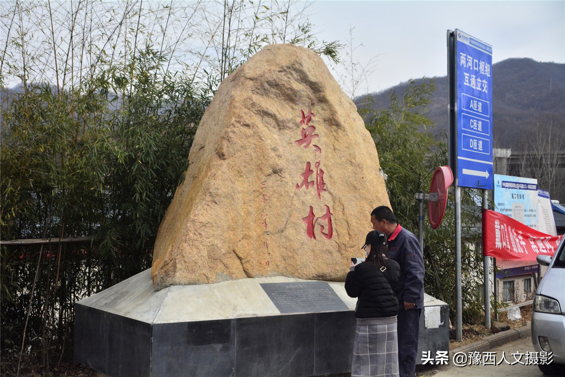 村里土房拆除，农家大叔从挖掘机下抢出来一卷布，啥东西这么珍贵