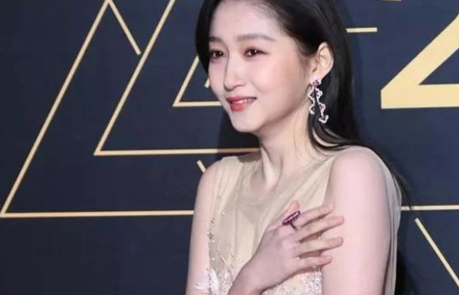 明星为美“丑态”百出，鞠婧祎成“小丑”，张萌把自己整进医院