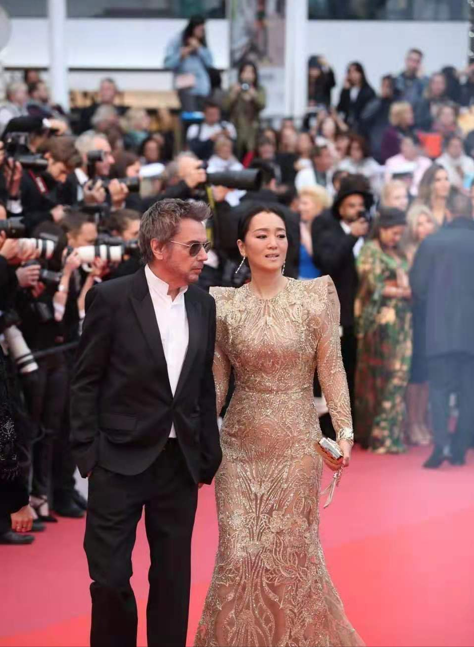 巩俐拍老公好甜，没想到2021年第一把狗粮来自巩