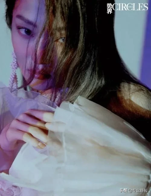 张韶涵穿“浴球”纱裙拍大片，层层堆叠太梦幻，眼神迷离气氛暧昧