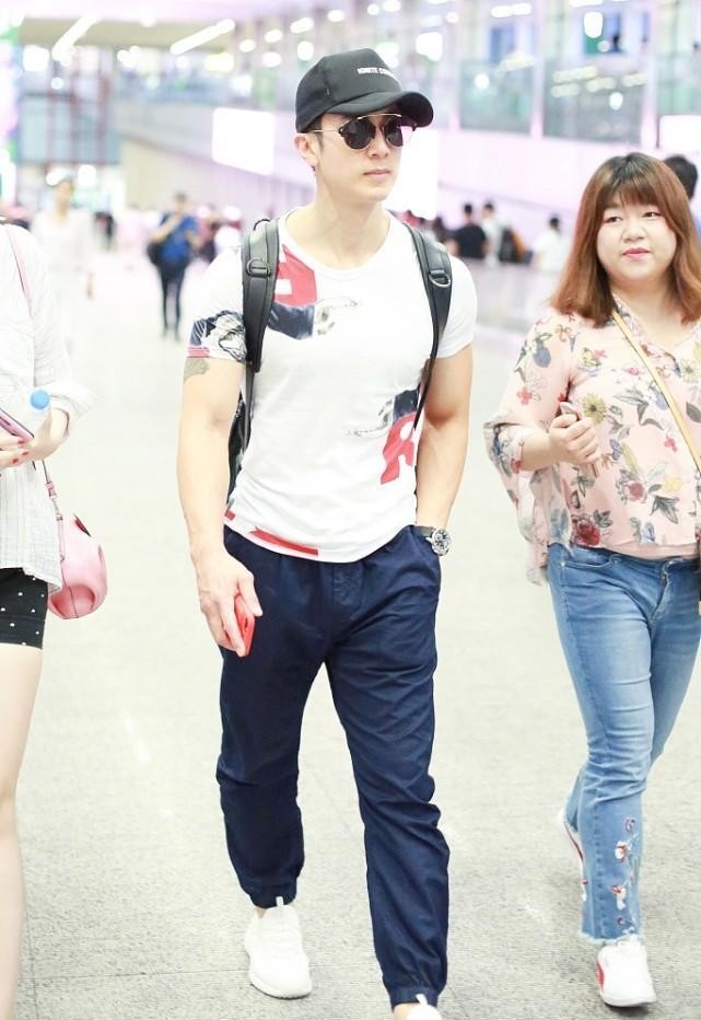 吴尊不愧是健身房CEO，T恤都要被肌肉撑开，这身材真的绝了