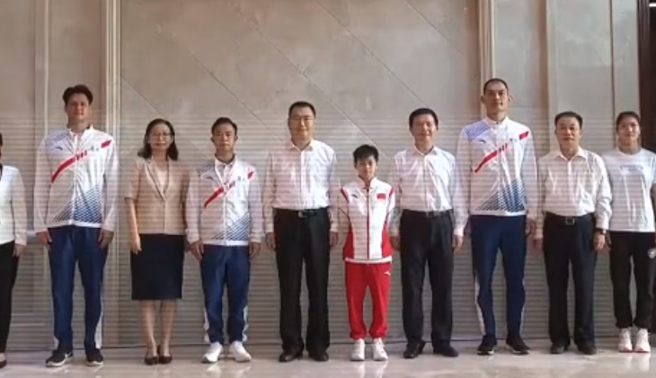 全红婵首度现身！领导接见时愣神，全场瞩目焦点，合影绝对C位