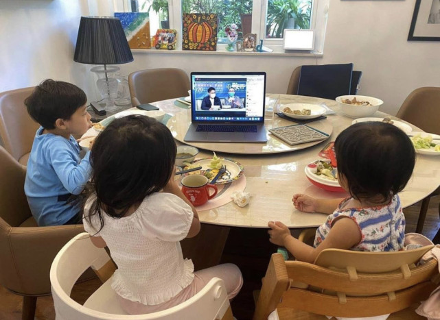 霍启刚抱女儿坐地铁感受生活，三岁霍中妍越长越美太像奶奶朱玲玲