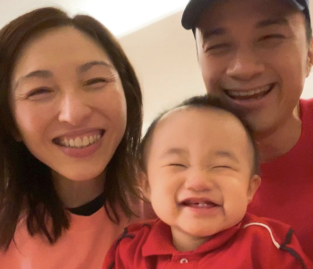 古巨基母親節曬全家福，將妻子摟在懷裡，不因兒子更愛媽媽而吃醋