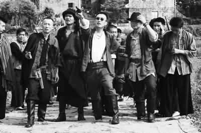 粟裕率领部队挺进江南，一支土匪挡道，粟裕和