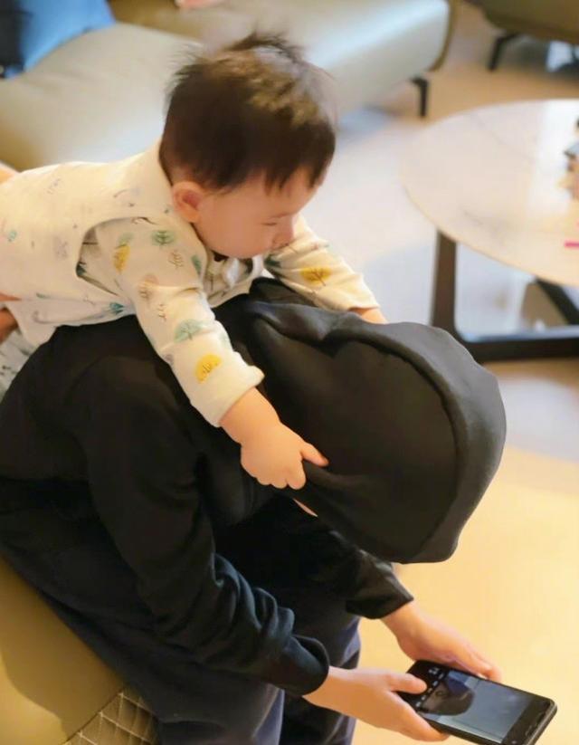 應采兒曬照感慨兒子長大，小小春睡姿花樣百出，小床快裝不下長腿