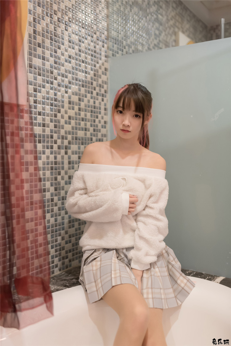 浴缸里的肉丝格子裙