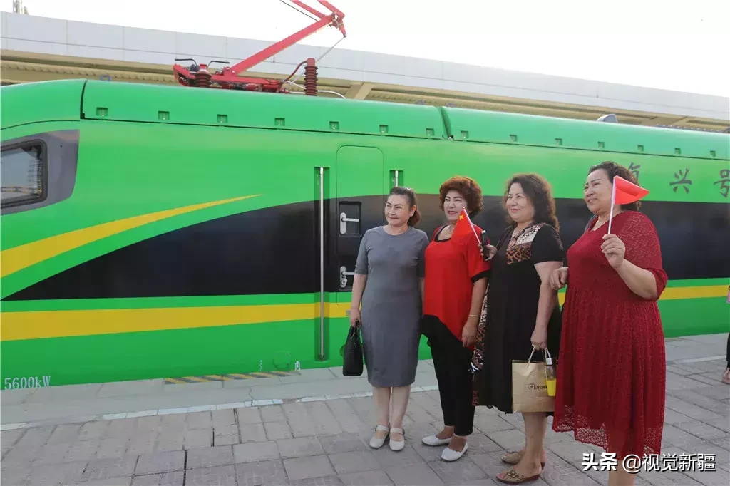 8月8日，新疆库尔勒第一趟“绿巨人”发出