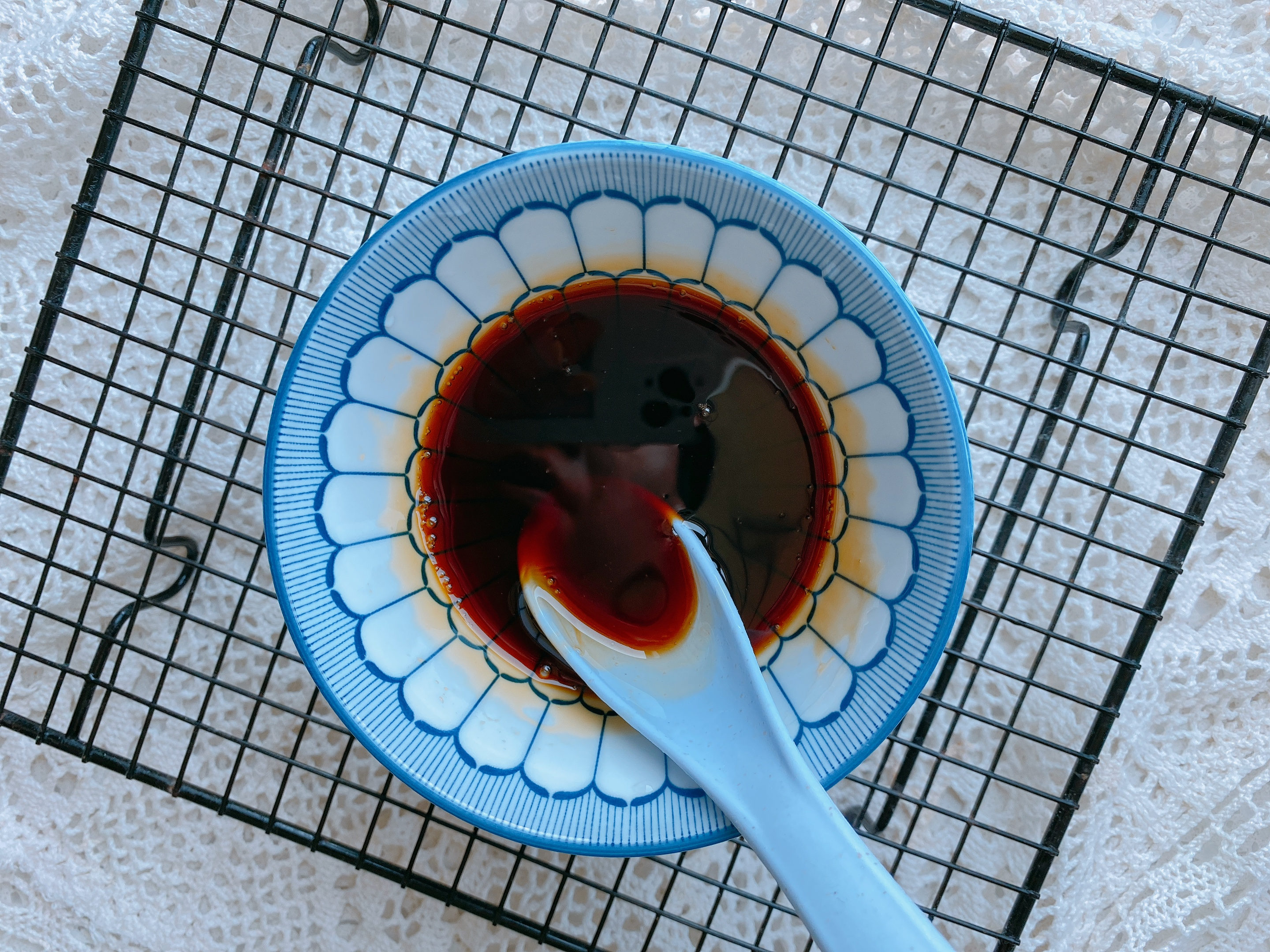 最简单的烤鸡，家里有烤箱的要试试，1个重点，皮酥肉嫩还爆汁