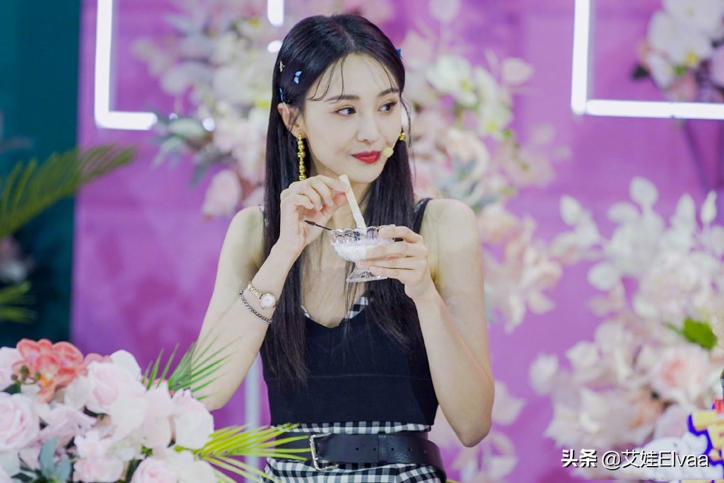 郑爽太心机，穿吊带裙还配内衣外穿秀马蜂腰，