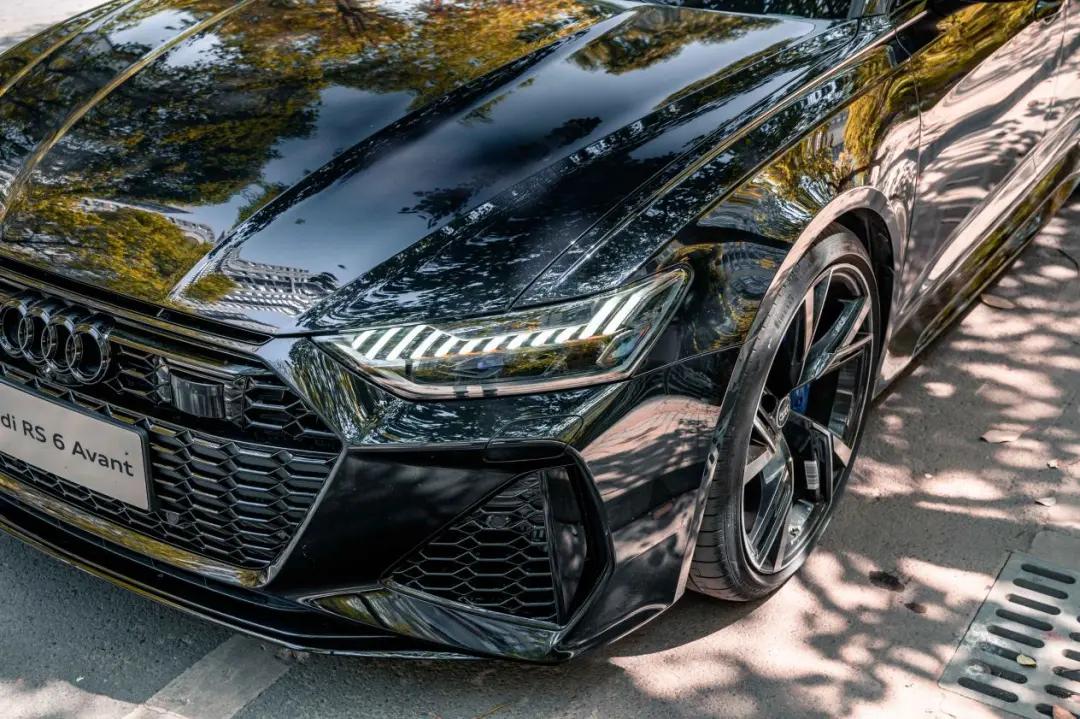 试完这台奥迪8缸性能车后发现，原来性能车也能很舒适