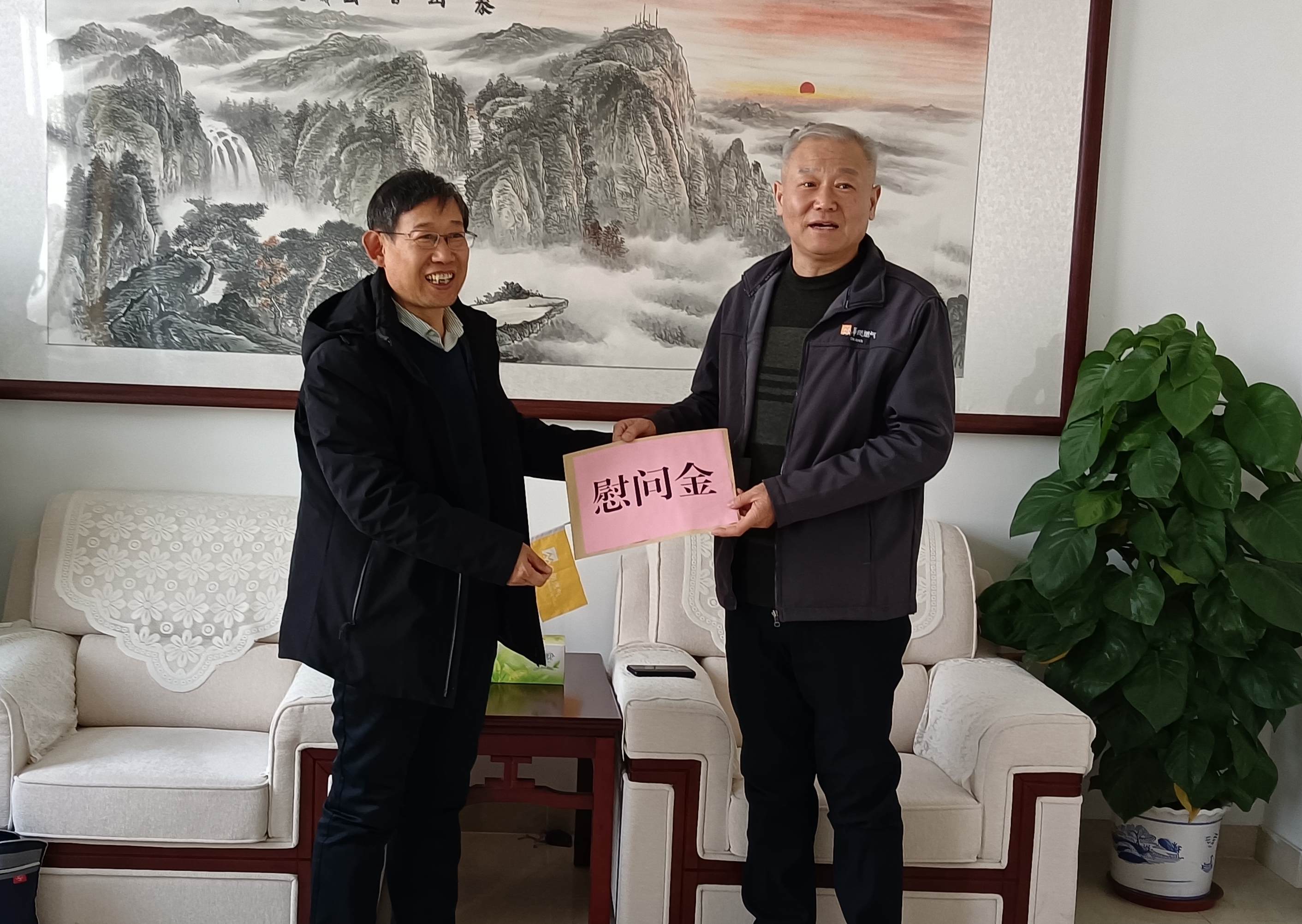 春节前夕，园区管委会领导走访企业家