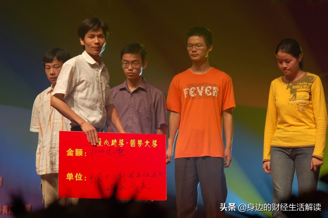 孙俪邓超捐款100万被嘲，李子柒丁真成反面教材