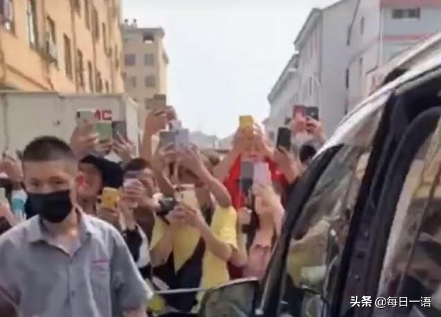 杨幂险走光，遭代拍下蹲专拍大腿裙底，粉丝称