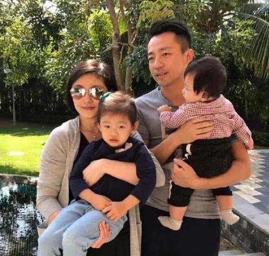 汪小菲出關和家人團聚，手牽一雙兒女超幸福，6歲玥兒苗條高挑