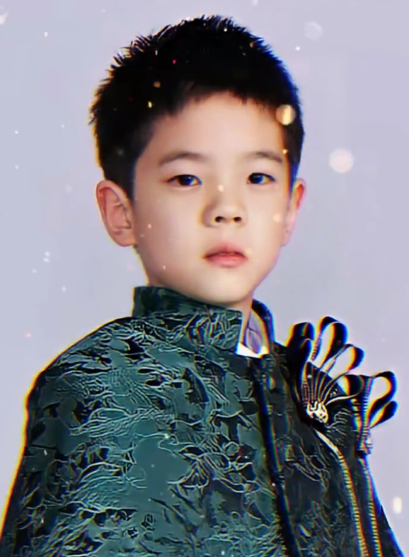 霍思燕杜江兒子演音樂劇，嗯哼一身王子裝扮站C位，被讚太像李現