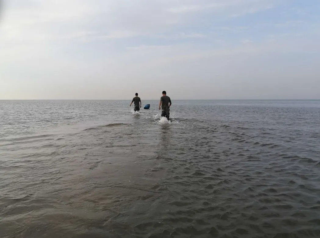 少女酒后跳海轻生，兵哥哥及时出手海中捞人