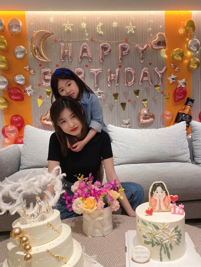 汪峰大女儿近照，15岁的小苹果初显女神范，长发披肩红唇惊艳