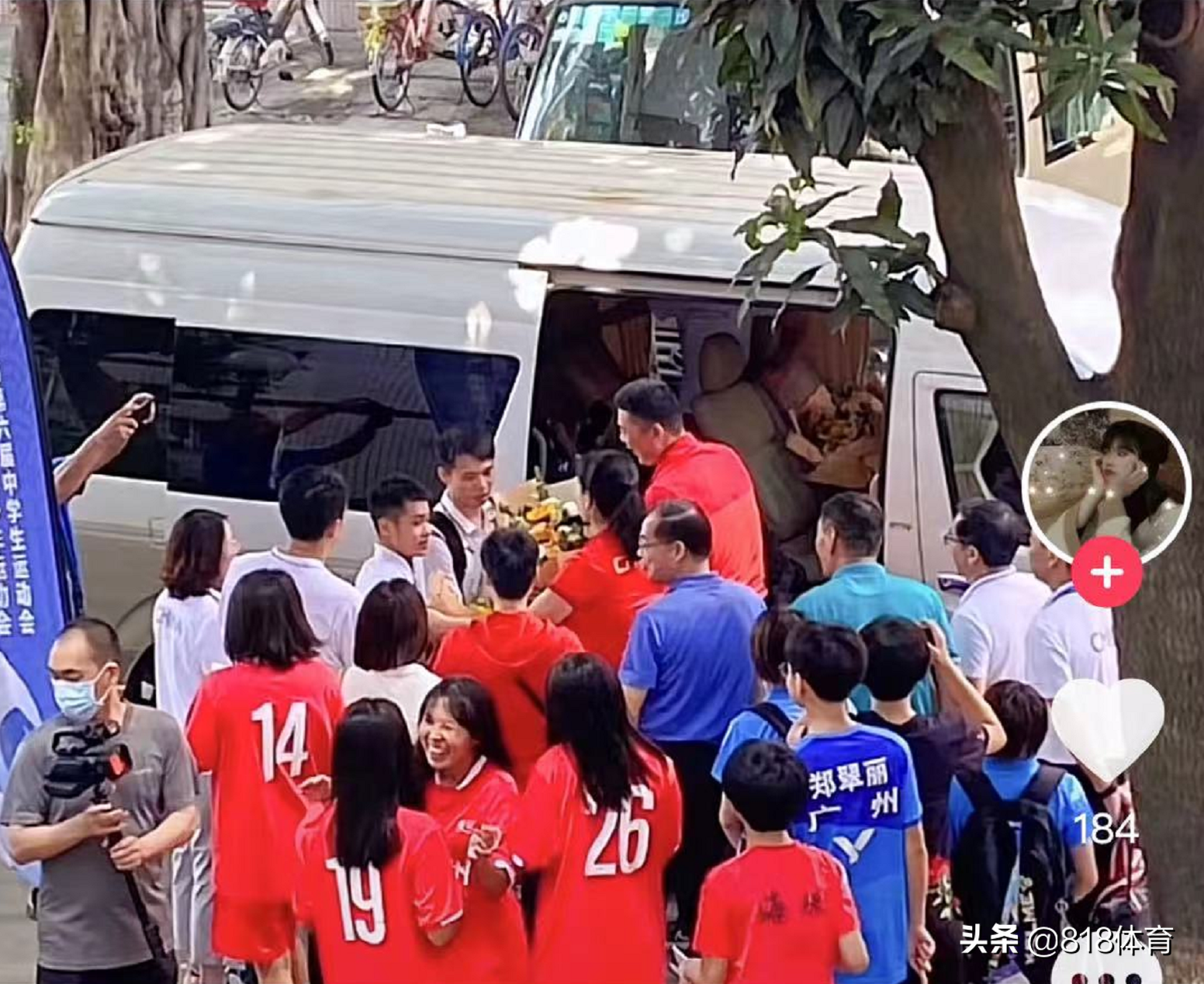 万人迷!全红婵回母校被男女足队员追星,询问何教练给大家一一签名