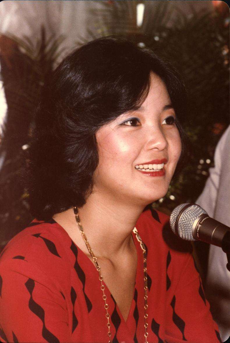 成龙与邓丽君:一个因爱生恨遗憾而终,一个鲁莽不懂珍惜悔恨终身