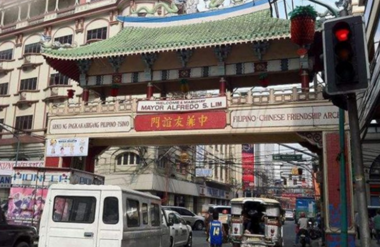 菲律宾首位华人女总统：上台后赶走美军，带着女儿来中国寻根