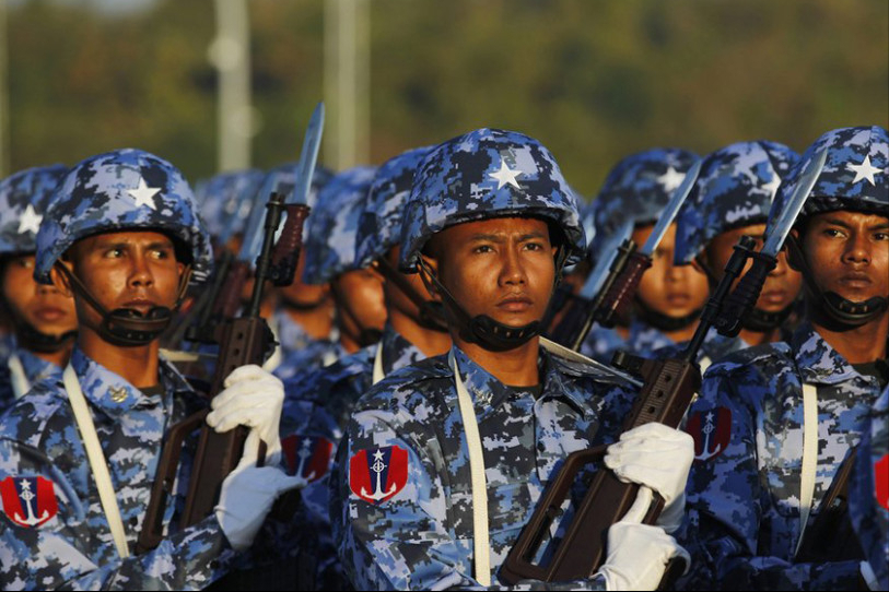 清一色97式步枪，一支如果不是臂章：你可能以为是解放军的军队