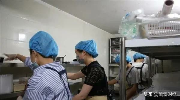 90后美女卖凉皮，配料独特，两月开上宝马，3年