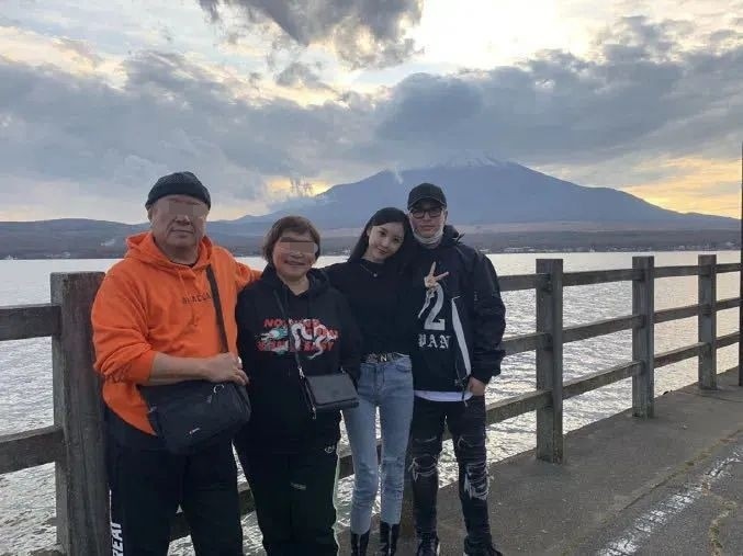 潘玮柏带娇妻现身演唱会，坐最后一排戴口罩好低调，力破离婚传闻