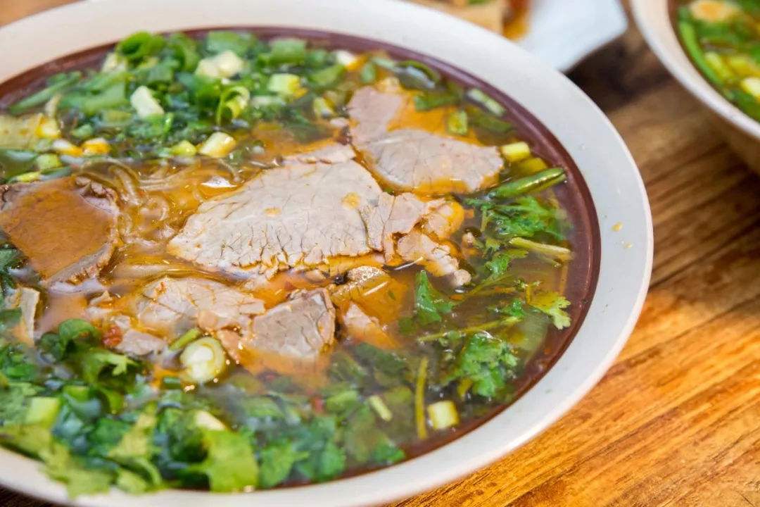 安徽传承百年的牛肉汤，老板没花一分钱宣传，食客从外地驱车来喝