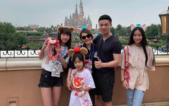 小S与大女儿合体出席活动，许曦文比妈妈高半个头，搞笑抢C位