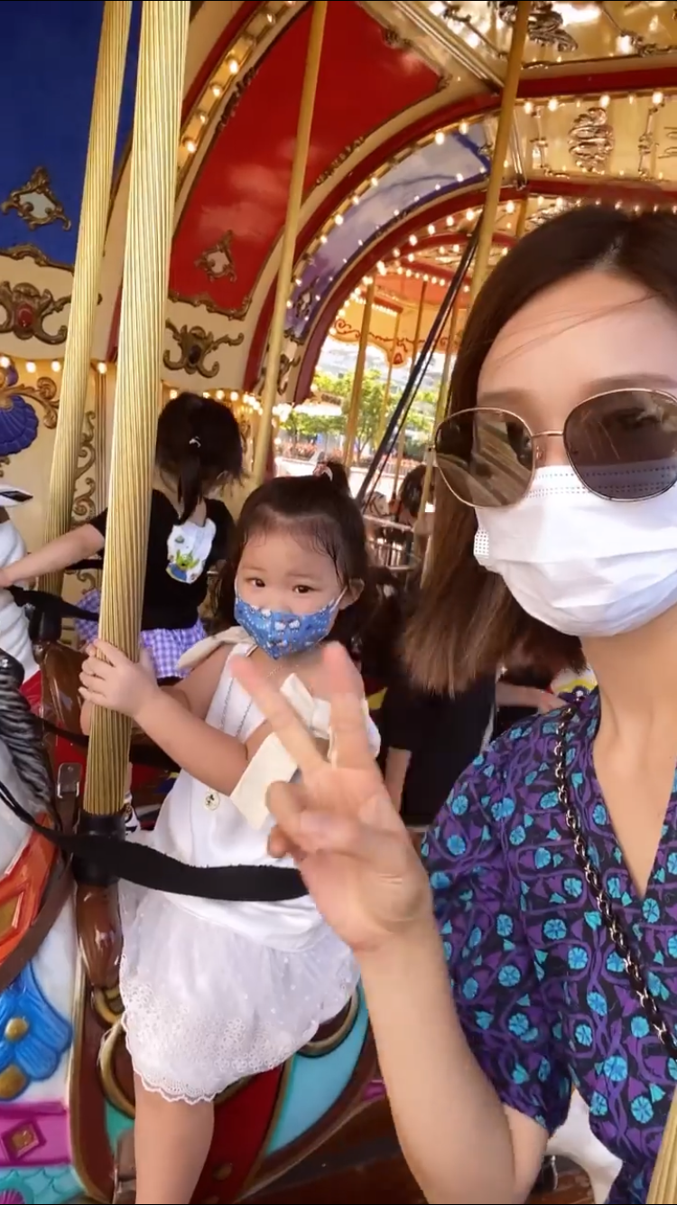 李亚男带大女儿坐旋转木马，互动温馨有爱，和王祖蓝同台合唱超甜