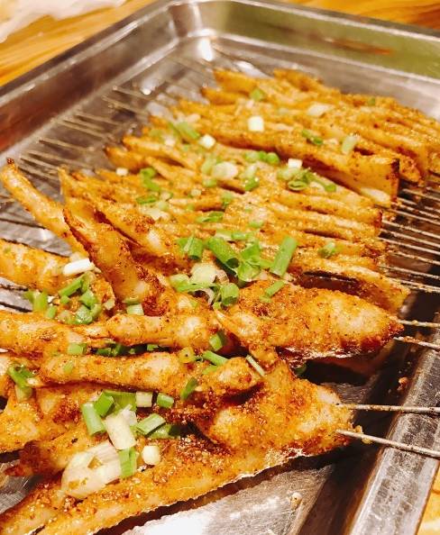 在武汉这个老城区，排队才能吃到传奇美食，物