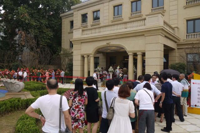 房子越等越买不起？国家一锤定音，炒房的人寝