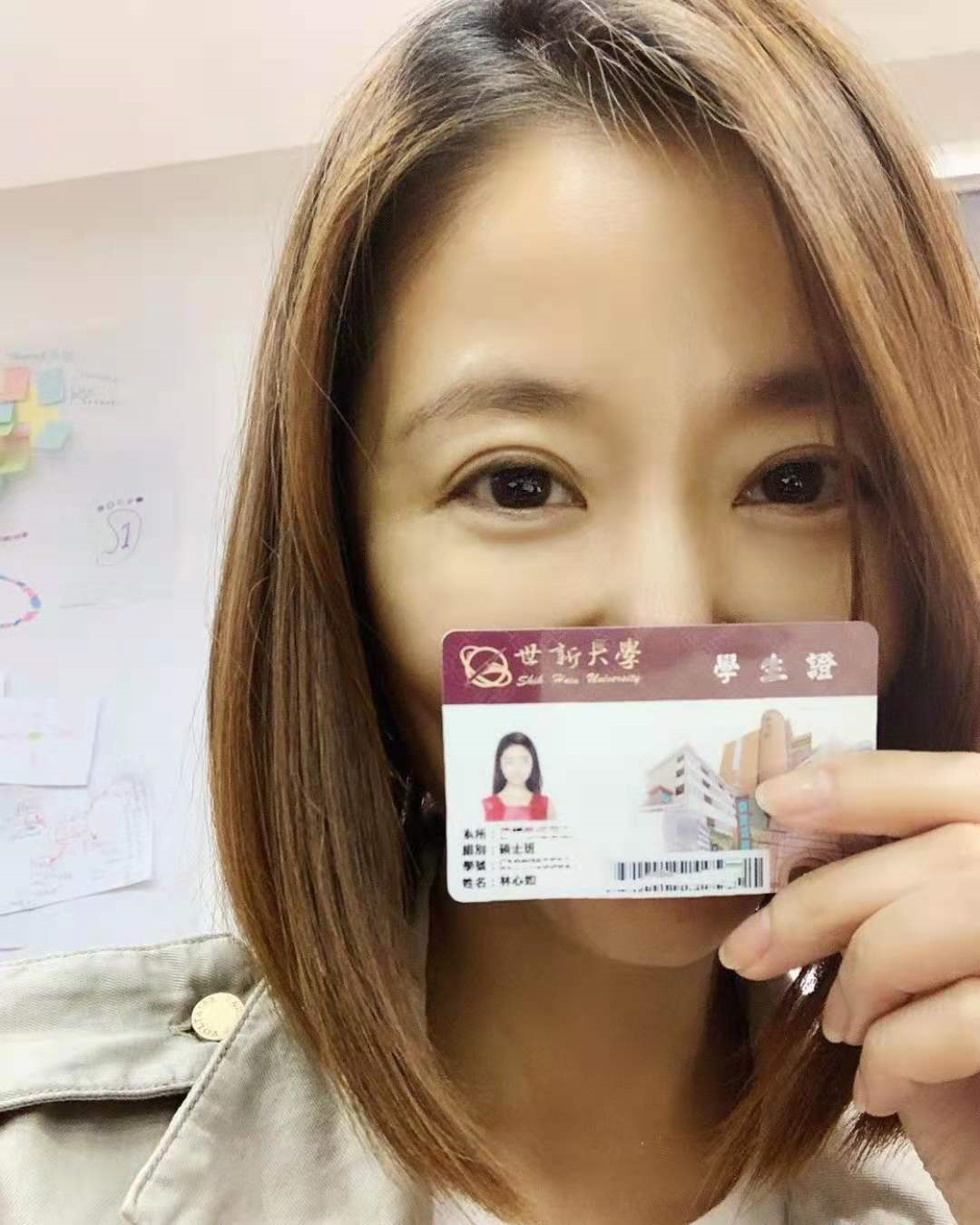 林心如晒硕士毕业照冻龄如20岁，自曝未完成论文，获颁杰出表现奖