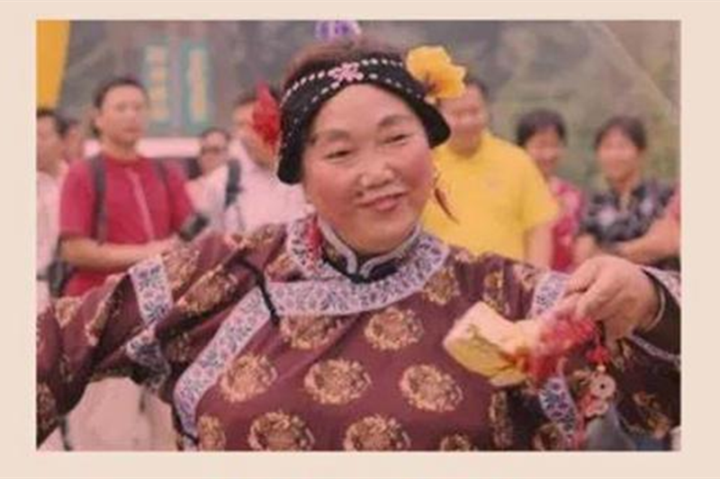 給蔡英文�穿龍袍�後，這家媒體慘遭�報復�